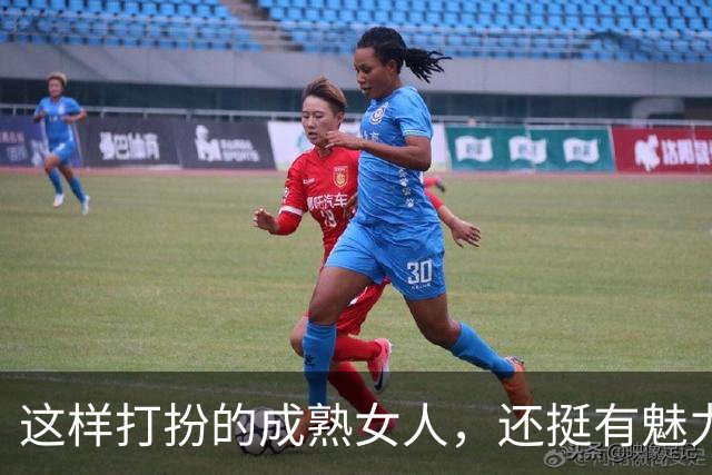 这样打扮的成熟女人，还挺有魅力的